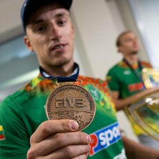 Patriko Stankevičiaus ir Audriaus Knašo sutikimas oro uoste | Pauliaus Peleckio / BNS foto nuotr. 23