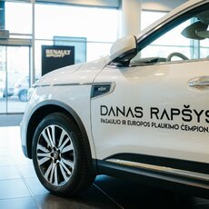 D.Rapšiui įteikti prabangaus automobilio rakteliai | Organizatorių nuotr. 2