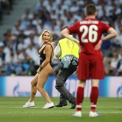 Čempionų lygos finale į aikštę įsiveržė pusnuogė mergina | Scanpix nuotr. 3