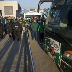 Policijos prižiūrimi „Žalgirio“ fanai atvyko į Vilnių | Roko Lukoševičiaus/BNS Foto nuotr. 5