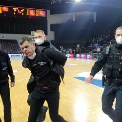 „Žalgirio“ sirgalių ir teisėsaugos konfliktas | Eriko Ovčarenko / BNS foto nuotr. 6