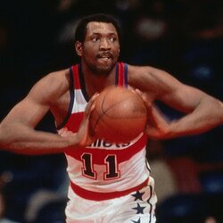 Elvinas Hayesas (1968-1984 m.) Karjeros statistika: 21 tšk., 12,5 atk. kam., 2 blk., 45,2 proc. pataikymas iš žaidimo. 12 „Visų žvaigždžių“ rungtynių, NBA čempionas ir „Šlovės muziejaus“ narys. MVP rinkimai: du kartus užimta 3-ia vieta. | Scanpix nuotr. 3