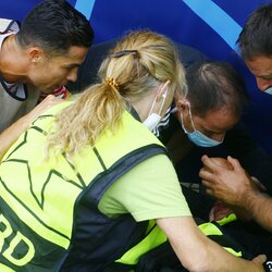 Po C.Ronaldo smūgio – sukniubusi apsaugos darbuotoja | Scanpix nuotr. 1