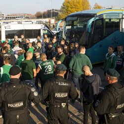 Policijos prižiūrimi „Žalgirio“ fanai atvyko į Vilnių | Roko Lukoševičiaus/BNS Foto nuotr. 1