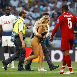 Čempionų lygos finale į aikštę įsiveržė pusnuogė mergina | Scanpix nuotr. 6