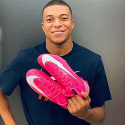 4. Kylianas Mbappe (PSG | 2020 m.: 28 mln. alga, 14 mln. reklama, viso 42 mln. | 2019 m.: 26,6 mln. alga, 4 mln. reklama, viso 30,6 mln.) | Instagram.com nuotr 4