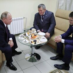 Vladimiras Putinas, Abdulmanapas Nurmagomedovas ir Chabibas Nurmagomedovas | Scanpix nuotr. 6