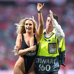 Čempionų lygos finale į aikštę įsiveržė pusnuogė mergina | Scanpix nuotr. 5