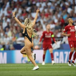 Čempionų lygos finale į aikštę įsiveržė pusnuogė mergina | Scanpix nuotr. 4