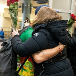 Patriko Stankevičiaus ir Audriaus Knašo sutikimas oro uoste | Pauliaus Peleckio / BNS foto nuotr. 3