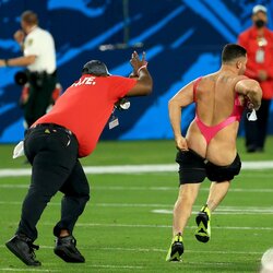 „Super Bowl“ rungtynėse į aikštę išbėgo iššaukiančiai apsirengęs vyriškis | Scanpix nuotr. 2
