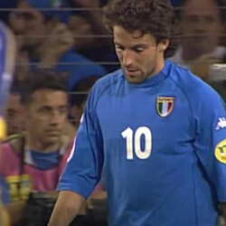 17. Italijos rinktinės namų apranga. Dėvėta 2000 m. Europos čempionate. Žymūs žaidėjai: Alessandro del Piero, Francesco Totti, Alessandro Nesta, Fabio Cannavaro ir Paolo Maldini. | „X“ nuotr. 4