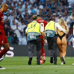 Čempionų lygos finale į aikštę įsiveržė pusnuogė mergina | Scanpix nuotr. 2