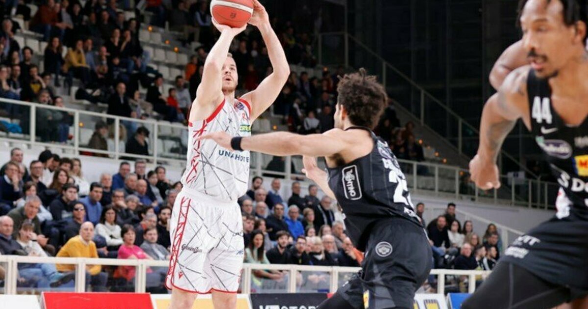 O.Olisevičius, che ha segnato 15 punti, ha portato la squadra alla sua prima vittoria in Italia