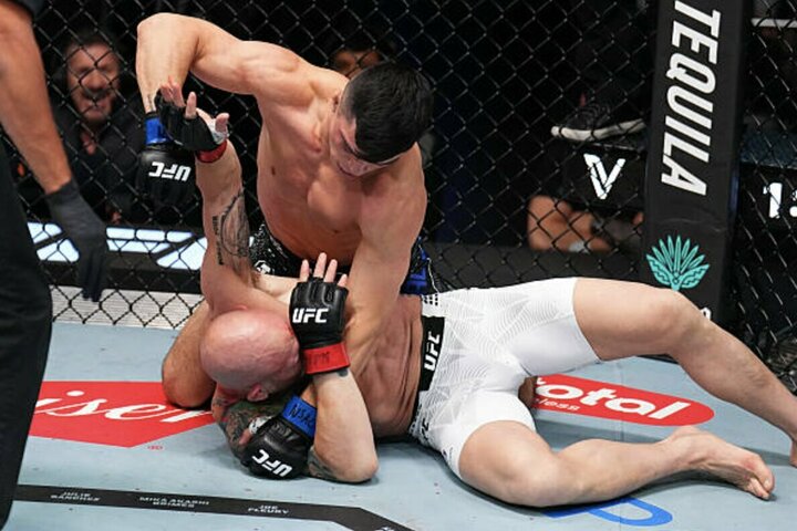 UFC: Vallejosas pirmajame raunde sutriuškino Emmettą ir taikosi į puslengvio svorio kategorijos elitą