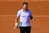 Skausmą kenčiantis F.Auger-Aliassime ir D.Thiemas krito pirmajame „Roland Garros“ rate, S.Wawrinka išgyveno puspenktos valandos maratoną