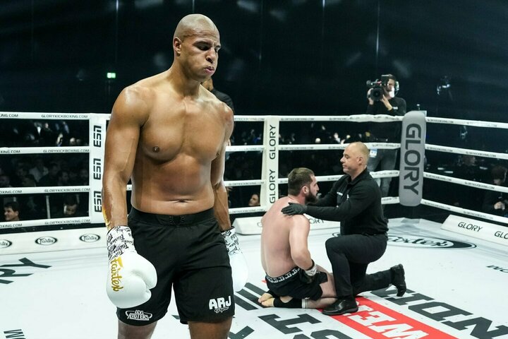 „Glory 104“: Levi Rigtersas įspūdingai keliu nokautavo rusą, bet „Last Heavyweight Standing“ finale netikėtai patyrė nesėkmę