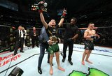 „UFC 277“: nuostabų spyrį į kūną atlikęs B.Moreno tapo laikinuoju čempionu, D.Lewisas pralaimėjo kontraversišku teisėjo įsikišimu, A.Smithas patyrė kojos traumą