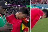 Jokio jautrumo: Ganos trenerių štabo narys darėsi „selfie“ su verkiančiu Pietų Korėjos futbolininku