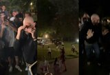 „Vos nemirėme“: UFC čempioną apsupo minia, o įsikišti teko policijai