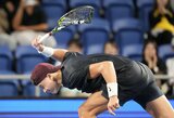 Nervų karas pusfinalyje: linijos teisėja klydo svarbiu metu, H.Rune sulaužė raketę
