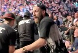 Alkoholio padauginęs UFC kovotojas veržėsi į narvą atšvęsti naujosios čempionės pergalės: prireikė apsaugos