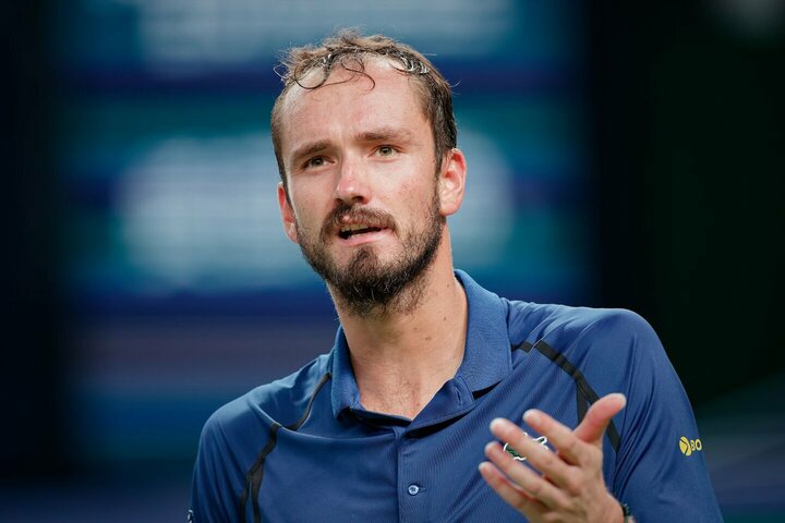 Medvedevas žengė į finalą po Bubliko traumos, o Tsitsipas krito pusfinalyje