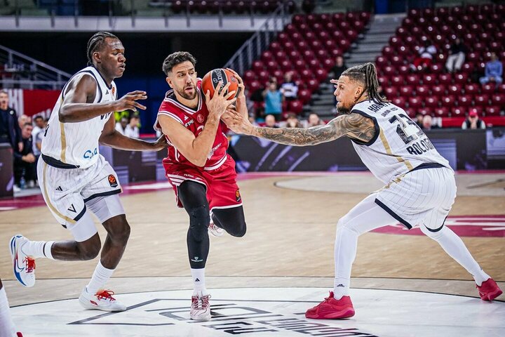 Tritaškiais mačo pabaigoje išsigelbėjęs „Hapoel“ nutraukė „Virtus“ pergalių seriją
