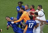 Pamatykite: Luisas Enrique nuaidėjus finaliniam švilpukui trenkė Joao Pedro 