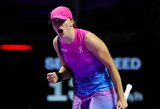 Trenerį pakeitusi I.Swiatek sugrįžo: sunkia pergale pradėjo „WTA Finals“ turnyrą