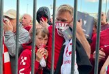 Prancūzai pradėjo tyrimą dėl pareigūnų elgesio su „Liverpool“ fanais: ašarinių dujų teko ir gimtadienį minėjusiam berniukui