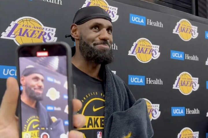 LeBronas Jamesas sugrįžo į „Lakers“ treniruotes: „Mano plaučiai – kaip naujagimio“