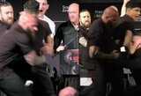 „UFC 297“ spaudos konferenciją sutrikdė į sceną įsiveržęs sirgalius: iš karto pribėgo prie S.Stricklando