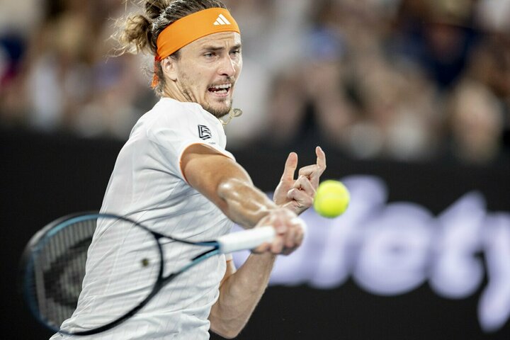 Skausmo nebejaučiantis ir 24 neatremiamus padavimus atlikęs Zverevas žengė į „Australian Open“ pusfinalį