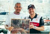 V.Bottas prajuokino L.Hamiltoną: padovanojo britui 50 tūkst. eurų surinkti padėjusią nuogą savo nuotrauką