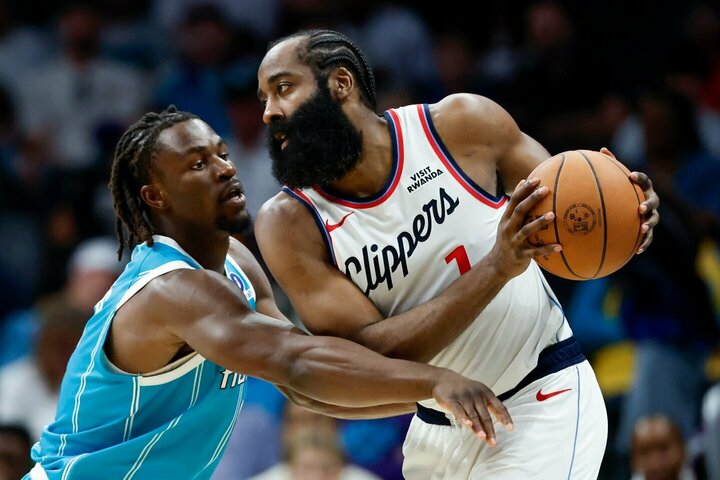 55 taškus įmetęs Hardenas vedė „Clippers“ į pergalę