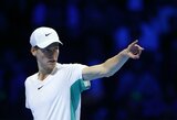 „ATP Finals“ starte – J.Sinnerio pergalė prieš problemų su alkūne turintį S.Tsitsipą