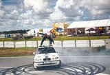 Įspūdingas triukas lenktynių trasoje: šešios „saulutės“ automobiliu, kai jo vairuotojas ant stogo