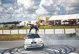 Įspūdingas triukas lenktynių trasoje: šešios „saulutės“ automobiliu, kai jo vairuotojas ant stogo