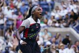 Teniso pasaulis to nematė 24 metus: jaunoji C.Gauff ketvirtajame „Didžiojo kirčio“ turnyre pasiekė aštuntfinalį