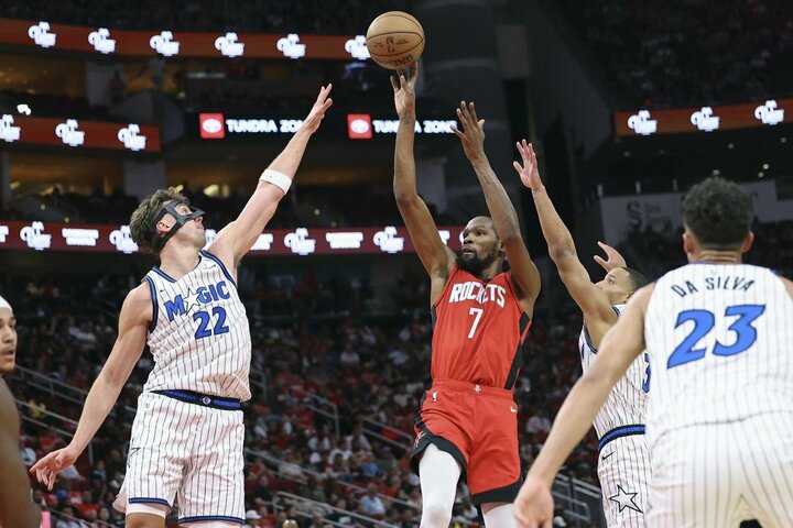 „Rockets“ po pratęsimo įveikė „Magic“