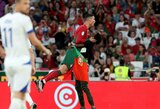 Į aikštę įsiveržęs sirgalius pakelė C.Ronaldo nuo žemės