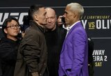 Legendų akistata be žodžių: Holloway ir Oliveira pademonstravo ramybę
