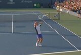 Varžovas numetė raketę ir susiėmė už galvos: „US Open“ turnyre – fantastiškas G.Dimitrovo smūgis