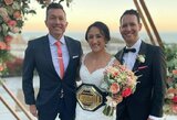 C.Esparza ištesėjo pažadą: į savo vestuves ėjo su UFC čempionės diržu