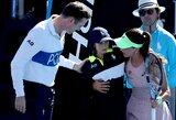 „Australian Open“ turnyre – skubi tenisininkės pagalba alpusiai kamuoliukus padavinėjančiai mergaitei
