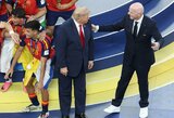 Trumpas nenorėjo pasitraukti nuo švenčiančių ispanų, keli žaidėjai atsisakė paspausti ranką