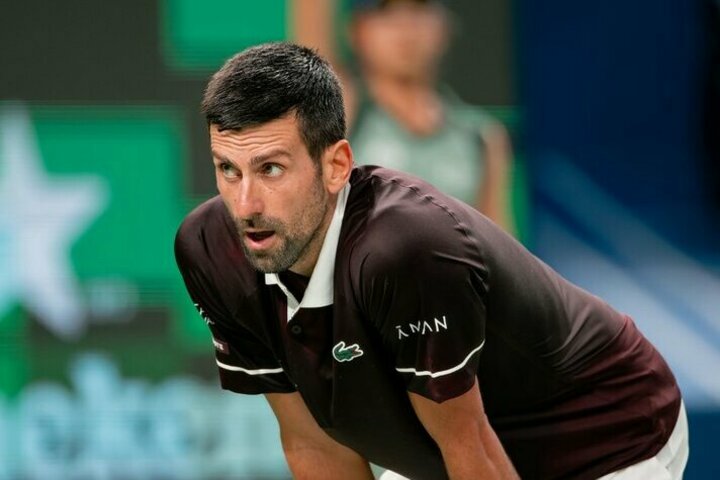 Djokovičius krito Šanchajuje – Hurkaczas pirmą kartą įveikė legendinį serbą
