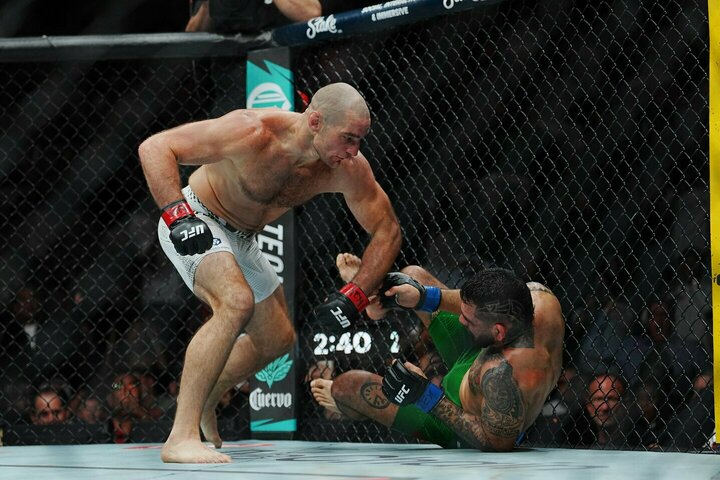 UFC: Stricklandas po brutalaus nokauto išplūdo čempioną Čimajevą