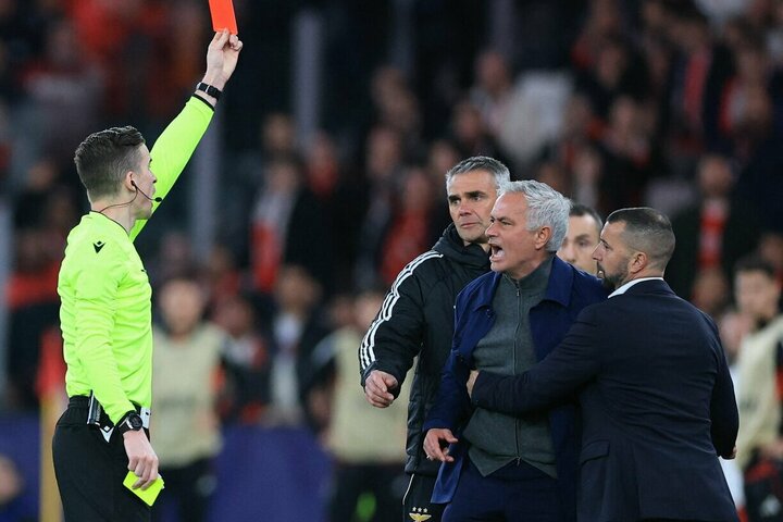 Mourinho piktinosi teisėju: „Jis ant lapelio turėjo sąrašą „Real“ žaidėjų, kuriems negalėjo rodyti kortelių“